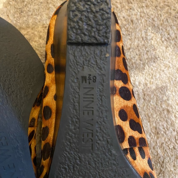 gently worn and visible mark on back wedge, easy to paint and cover up. - Picture 6 of 8